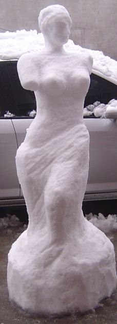 雪景中的奇葩雕塑-千呱资源网