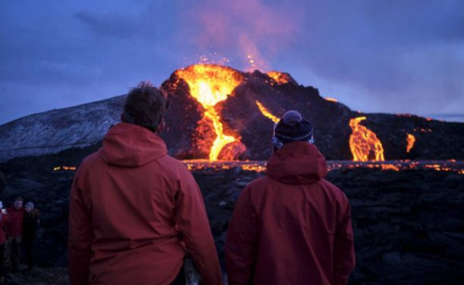 冰岛火山喷发 熊熊光照亮夜空-千呱资源网